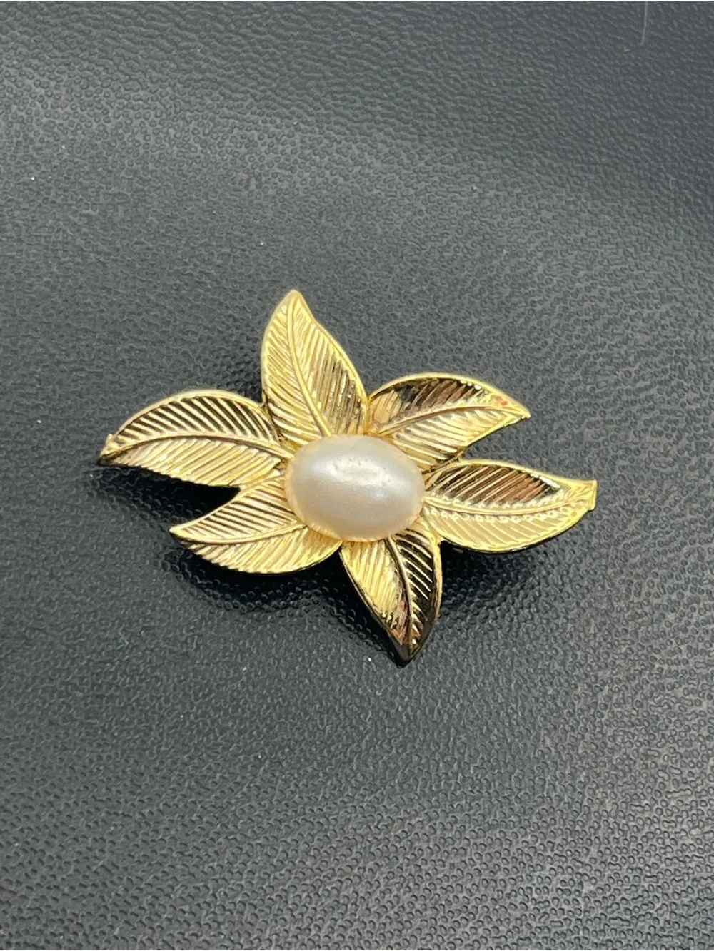 Gold tone faux pearl vintage flower leaves brooch pin